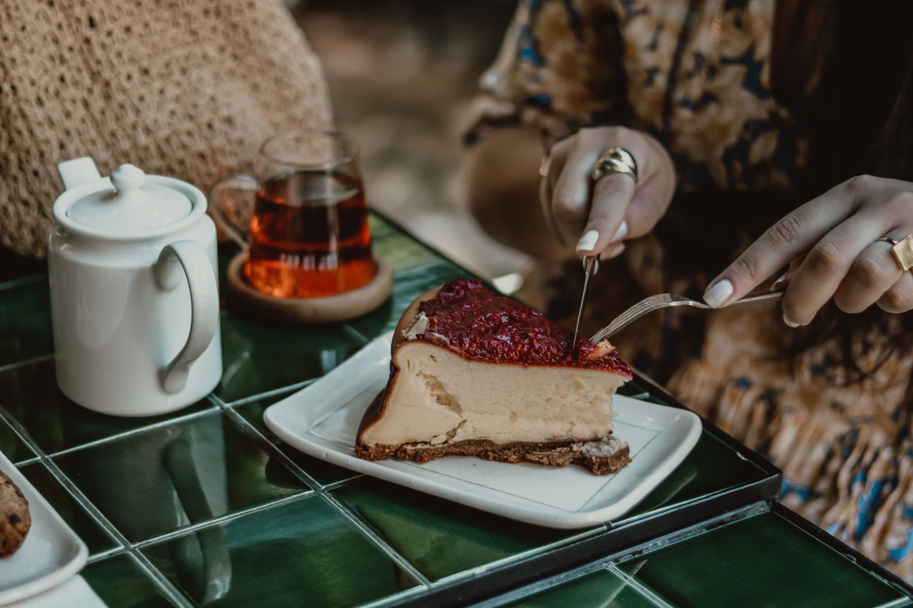 kawałek sernika z kratką obok kawałka szarlotki z kruszonką