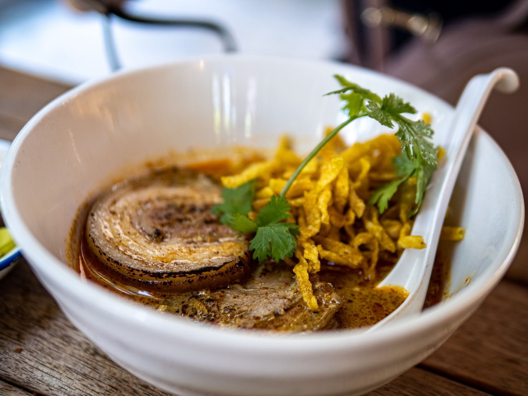 khao soi z chrupiącym makaronem na wierzchu i ćwiartką limonki