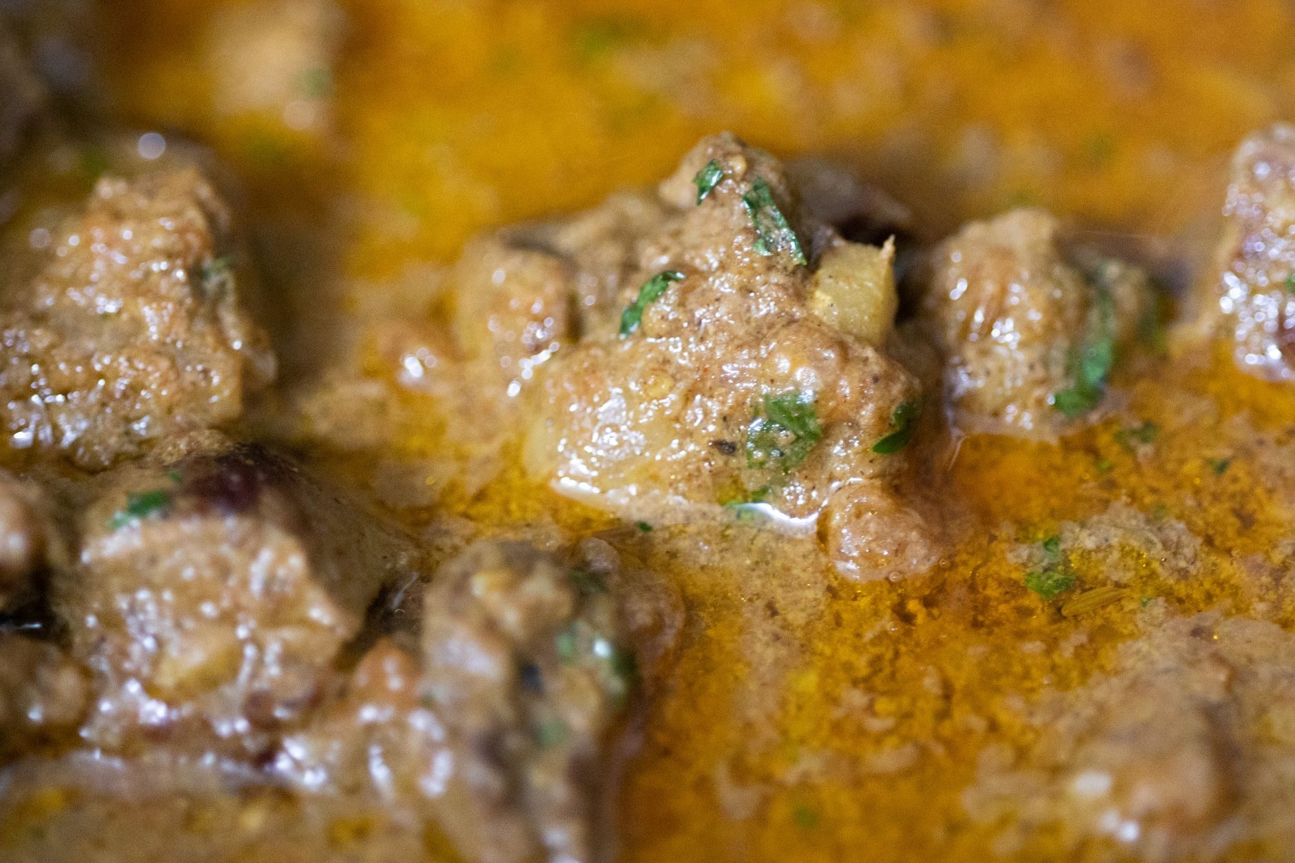 gęste brązowe curry massaman z wołowiną i ziemniakami
