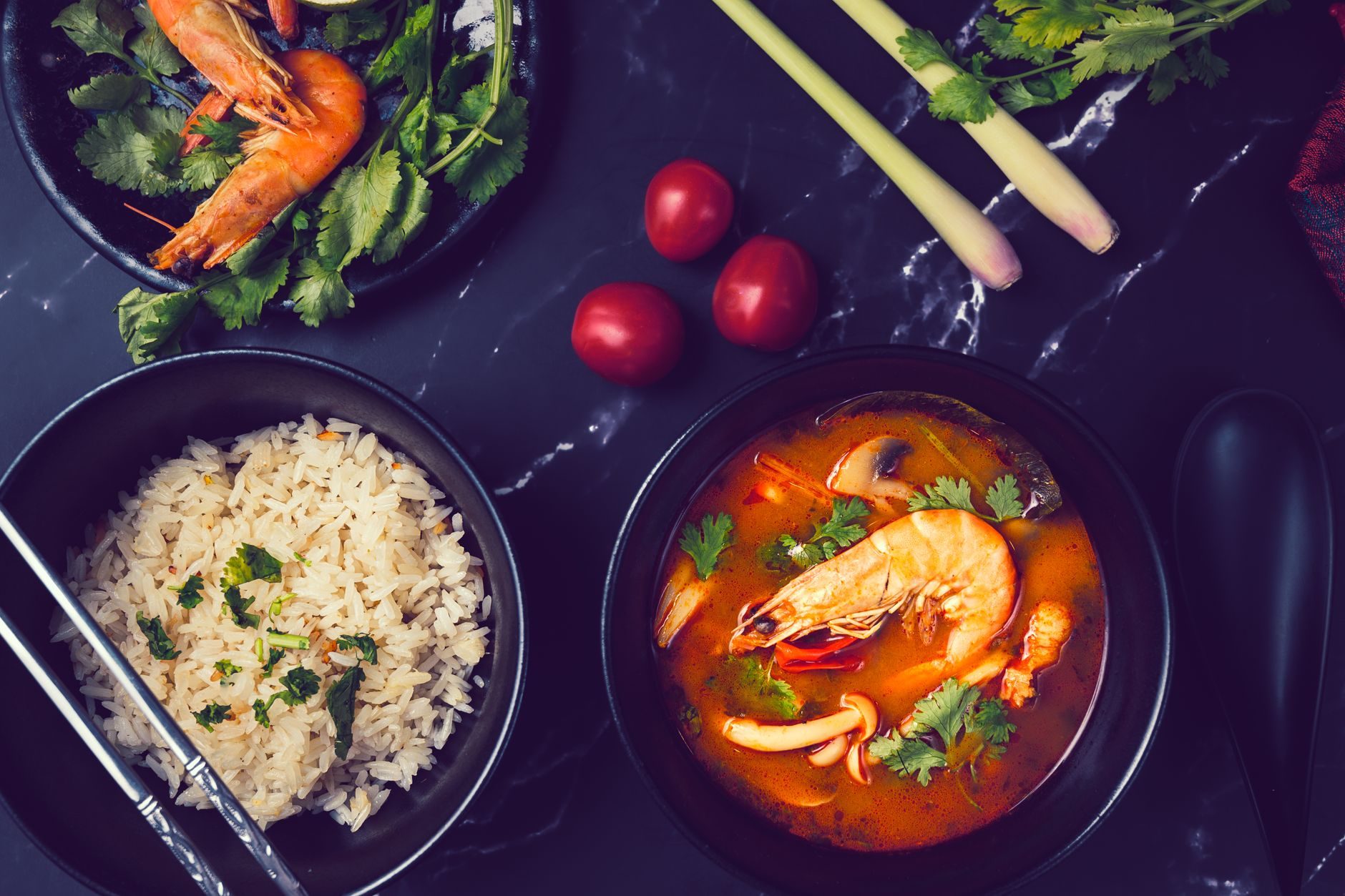 miska tom yum z krewetkami, trawą cytrynową i chili