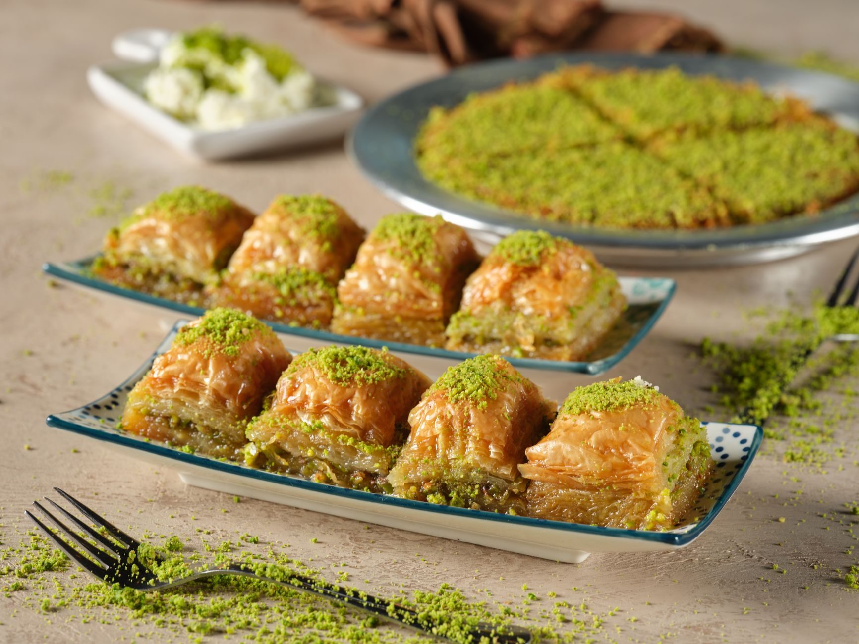 kawałki baklavy z jaskrawo zielonymi pistacjami
