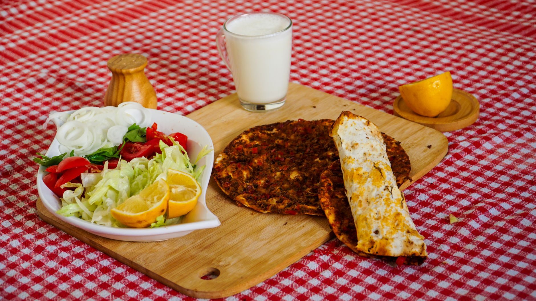 lahmacun z natką i cytryną zwijany w rulon