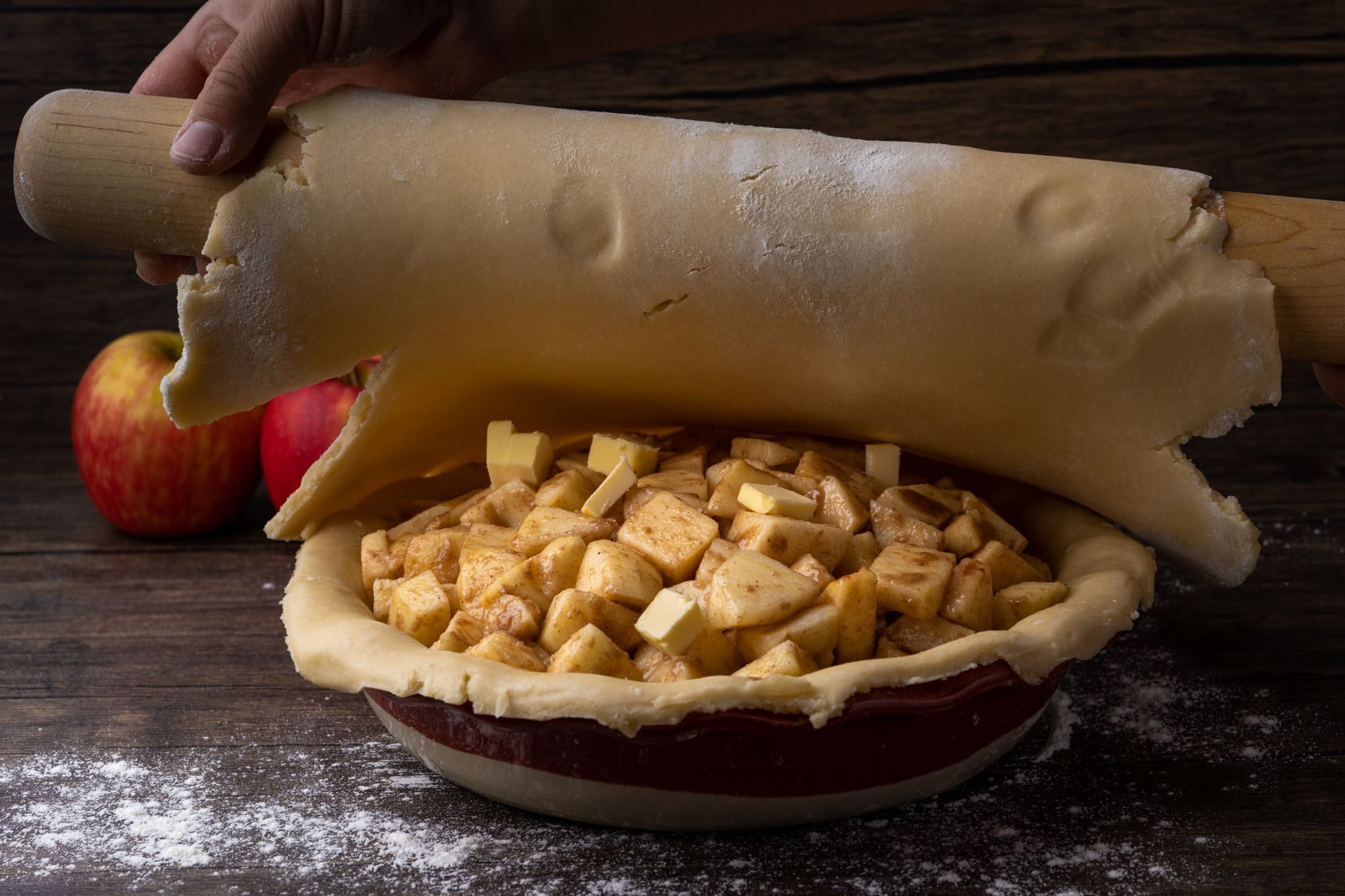 Apple pie z kratką ciasta i lodami waniliowymi