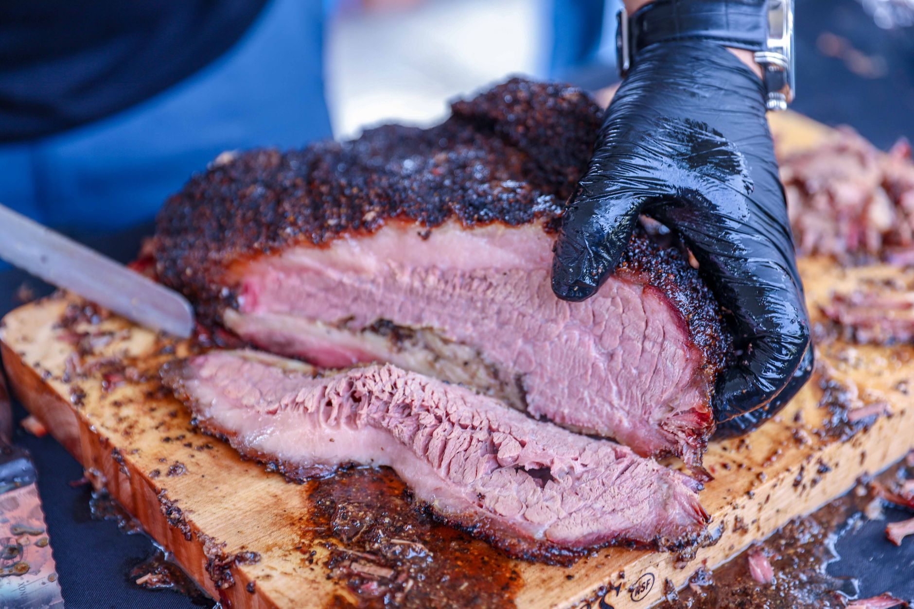 Pokrojony brisket z ciemną skórką bark na desce