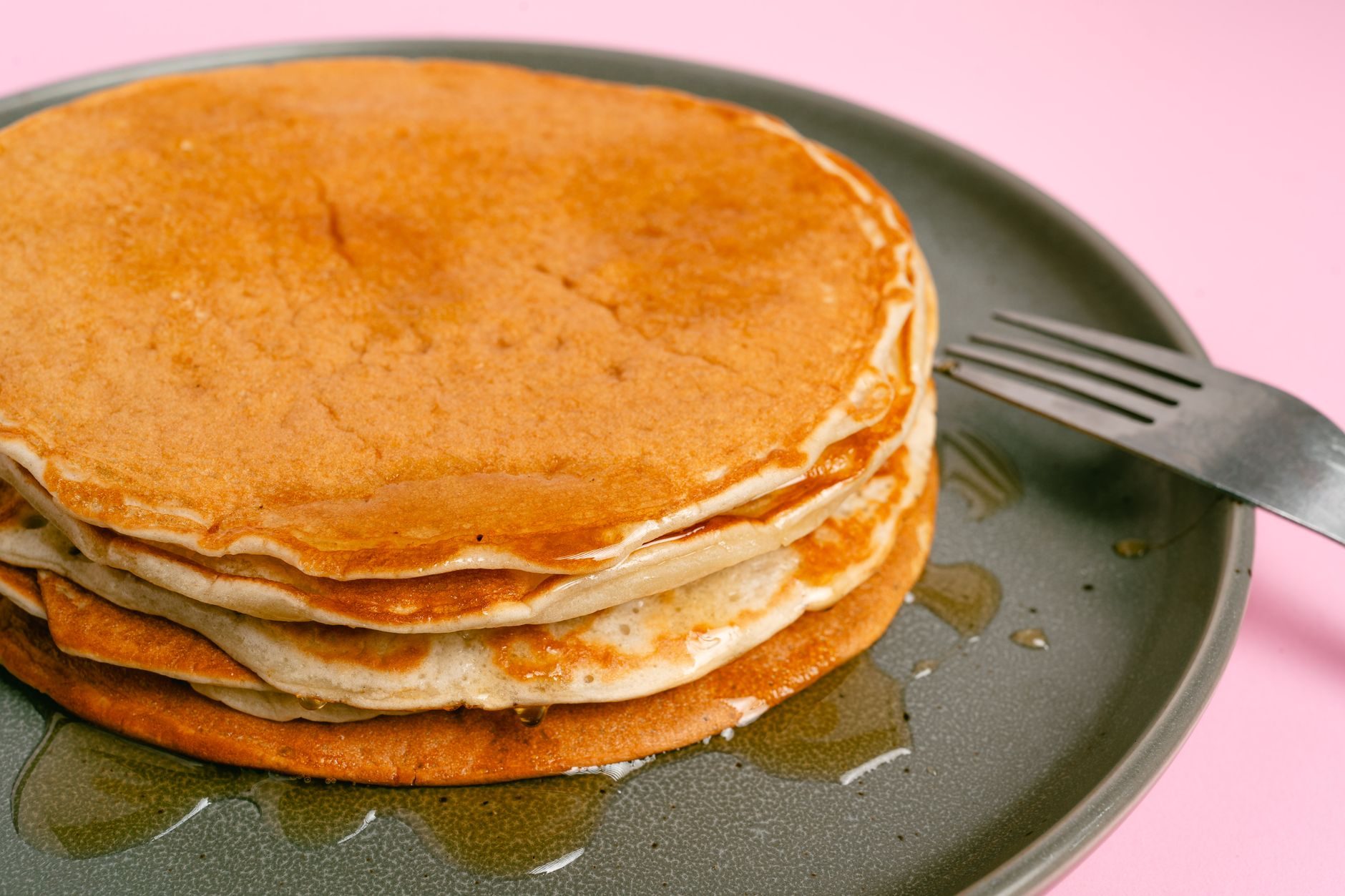 Stos pancakes z masłem i syropem klonowym