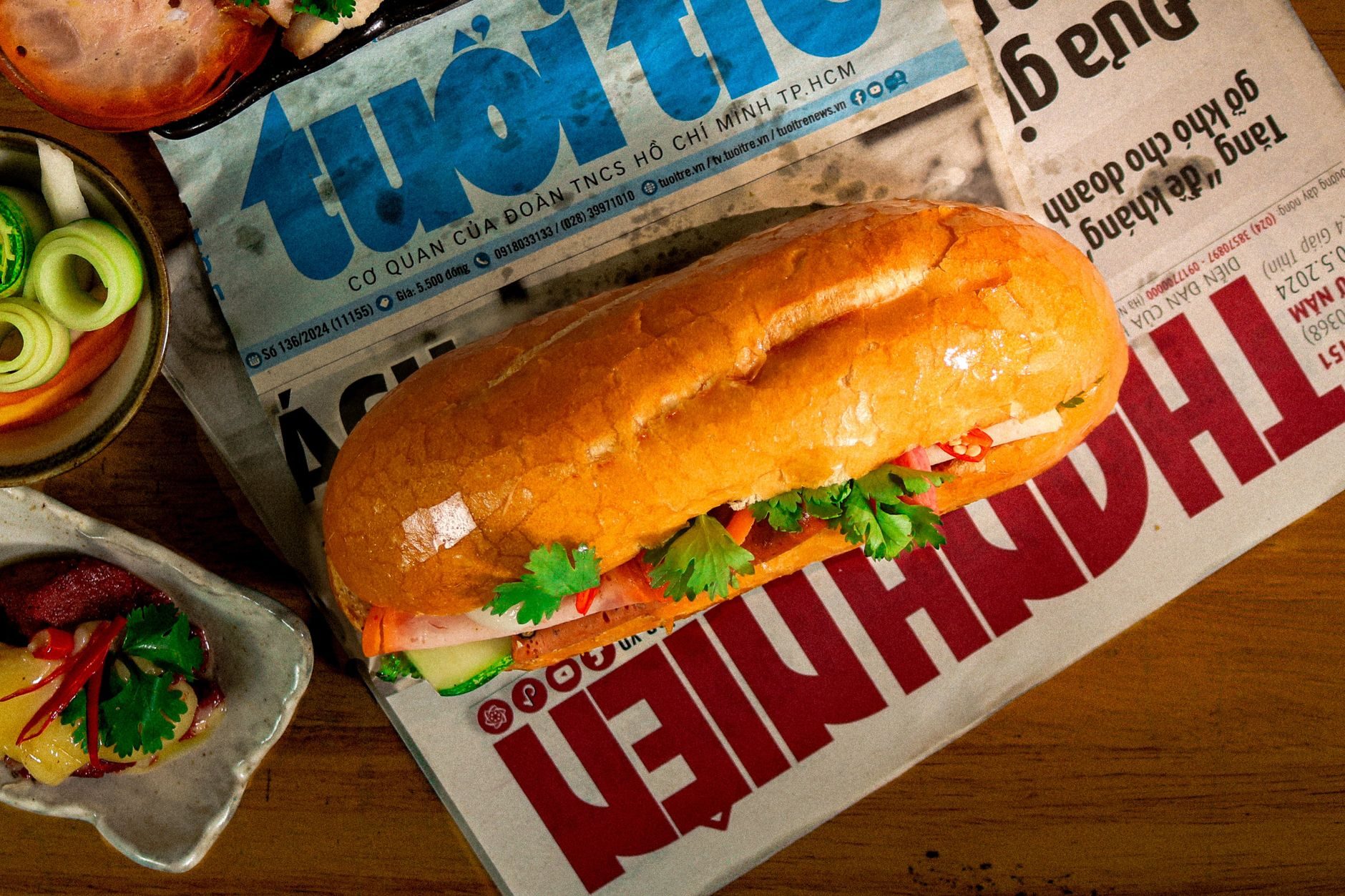 przekrojona bagietka banh mi z widocznym nadzieniem i kolendrą