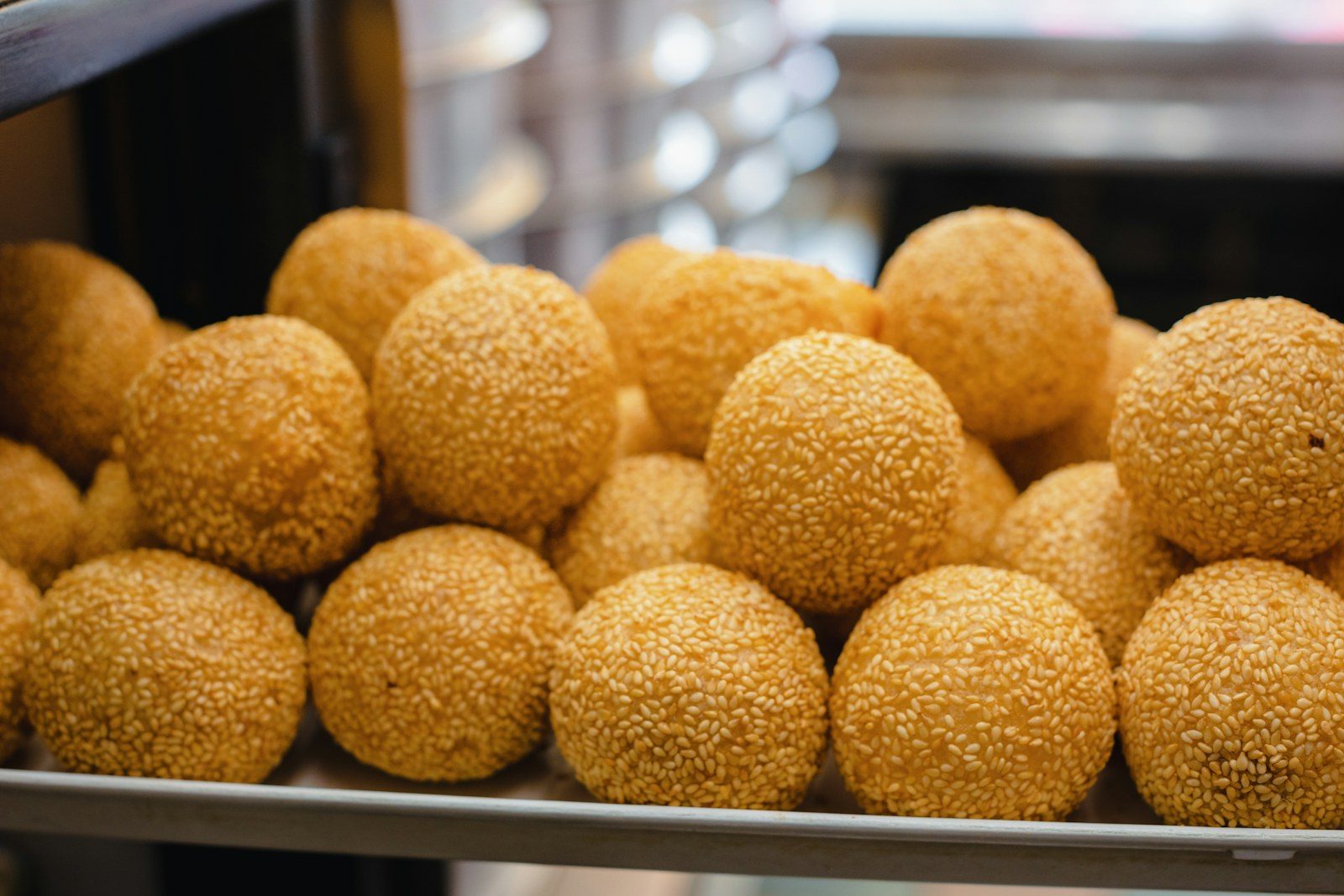 przekrojone arancino z ciągnącą się mozzarellą w środku