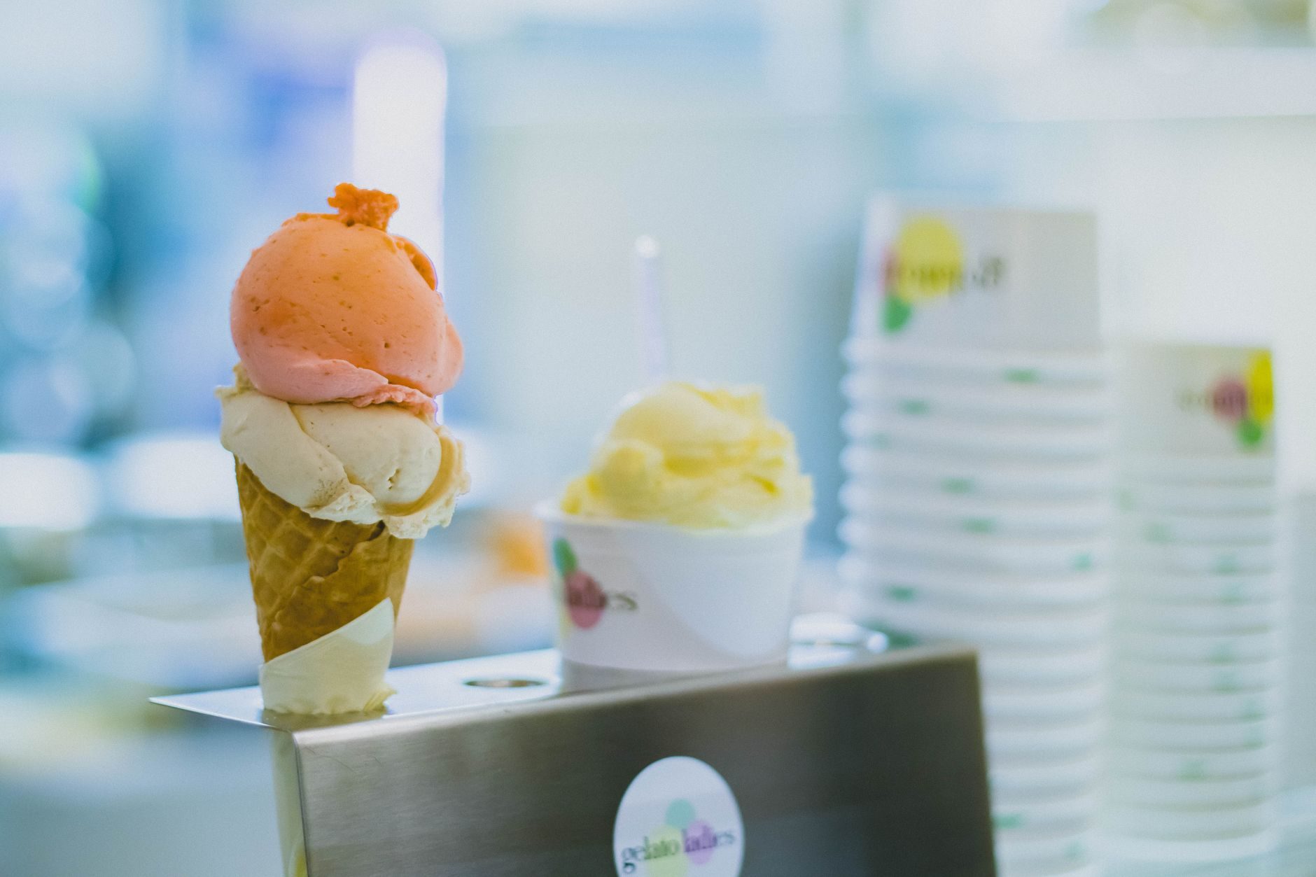 rożek z dwiema gałkami gelato, pistacjową i czekoladową