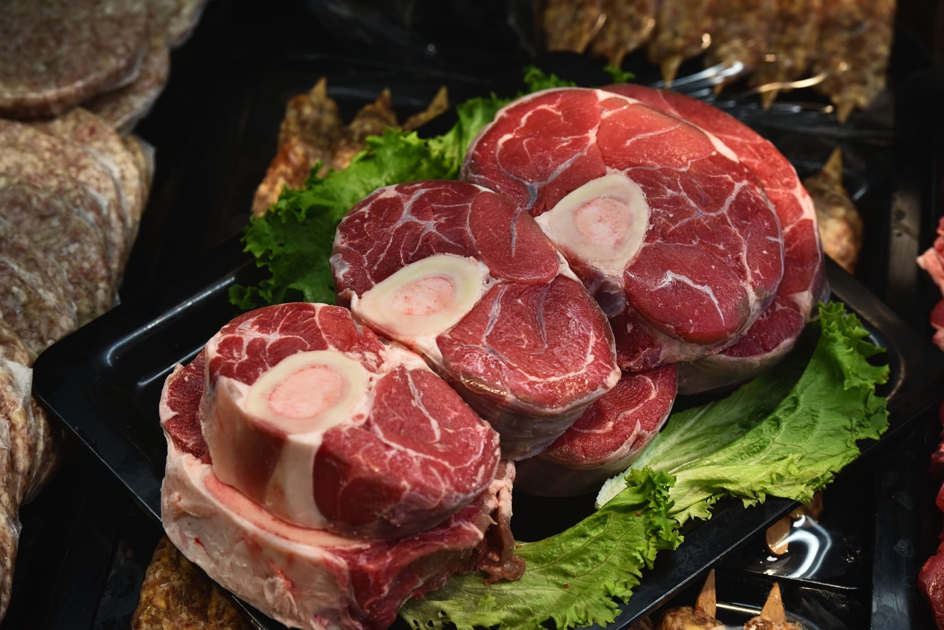 plaster osso buco z kością szpikową posypany zieloną gremolatą