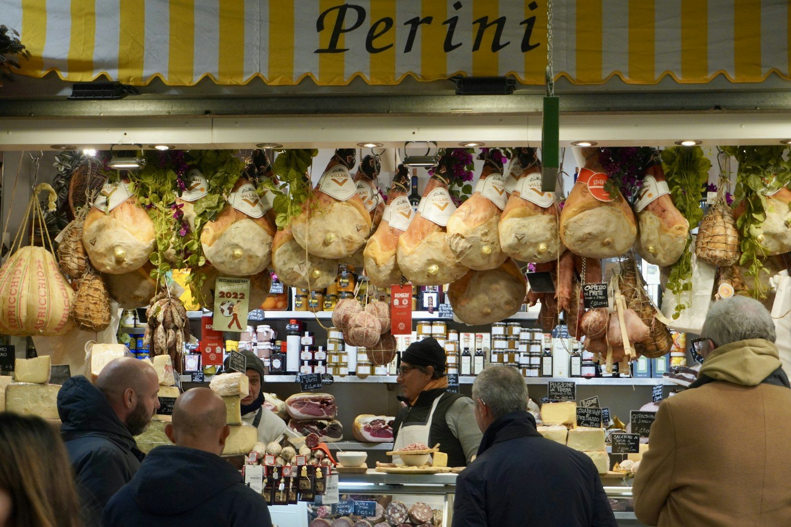 deska z kawałkami parmezanu, płatami prosciutto i buteleczką octu balsamicznego