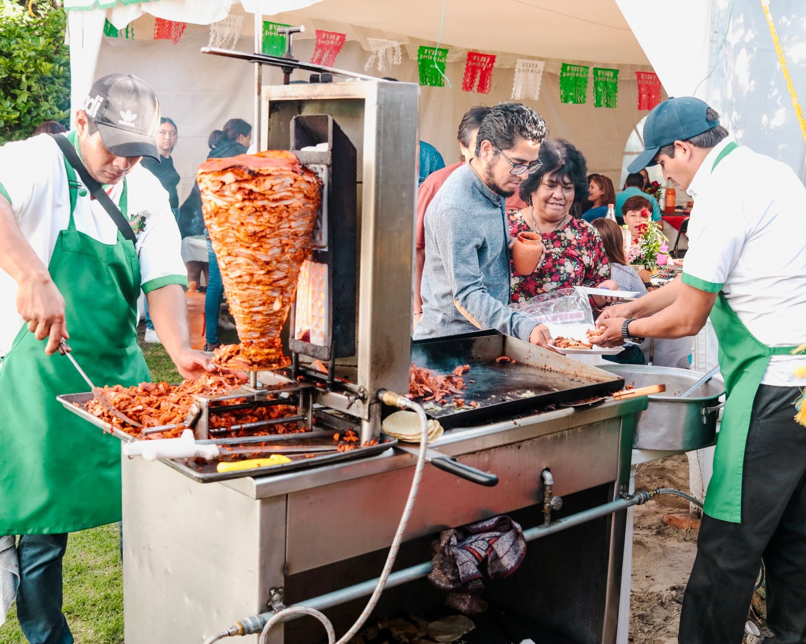 Tacos al pastor z rożna w nocy