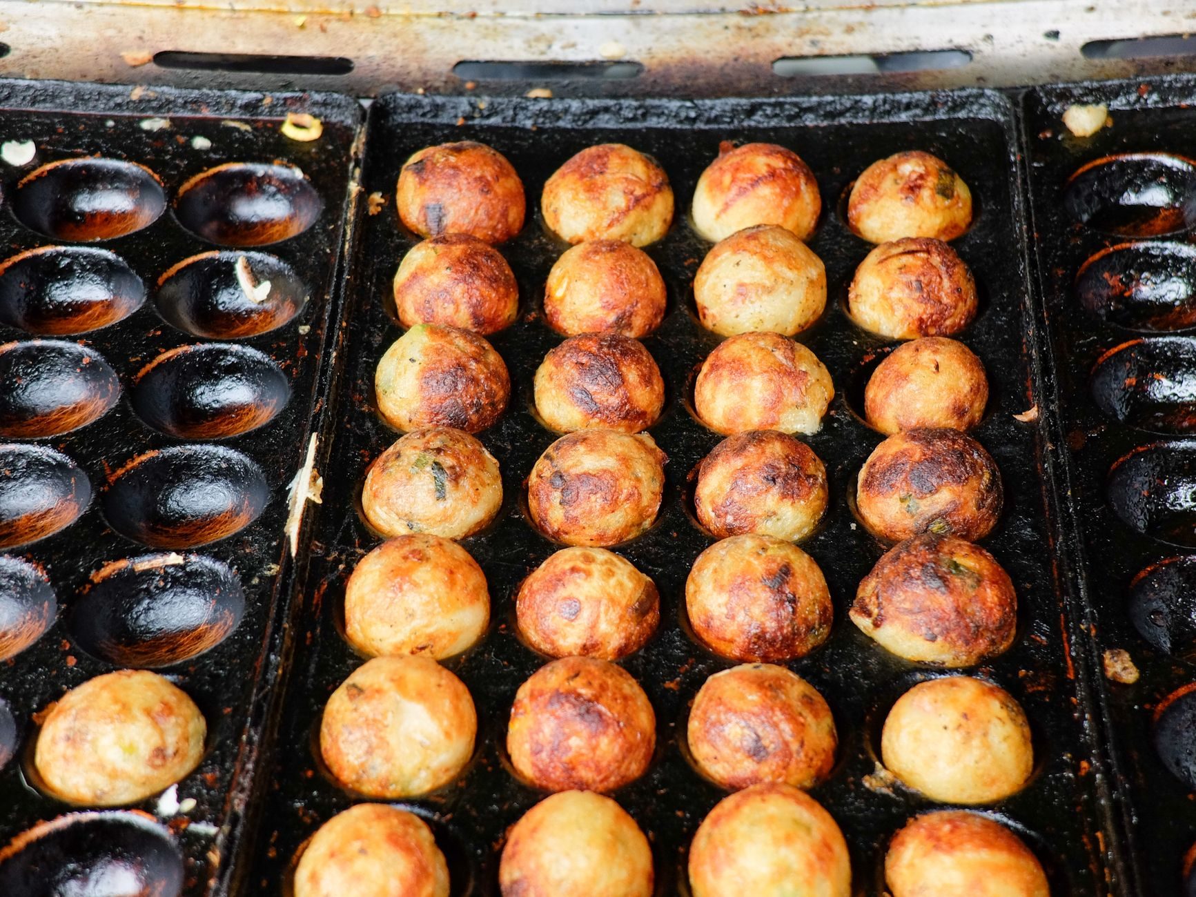 Takoyaki na tacce z sosem