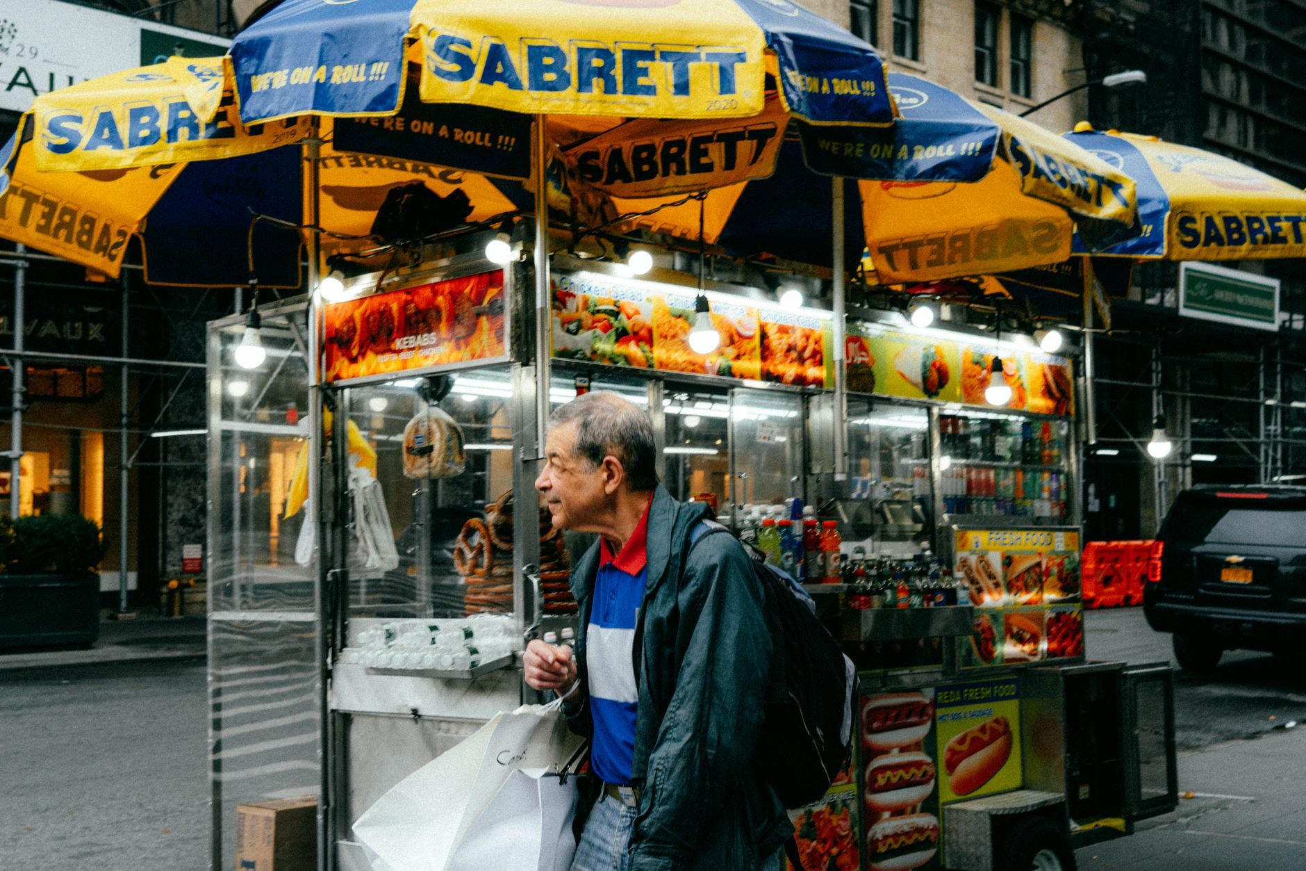 Hot dog z wózka na tle Manhattanu
