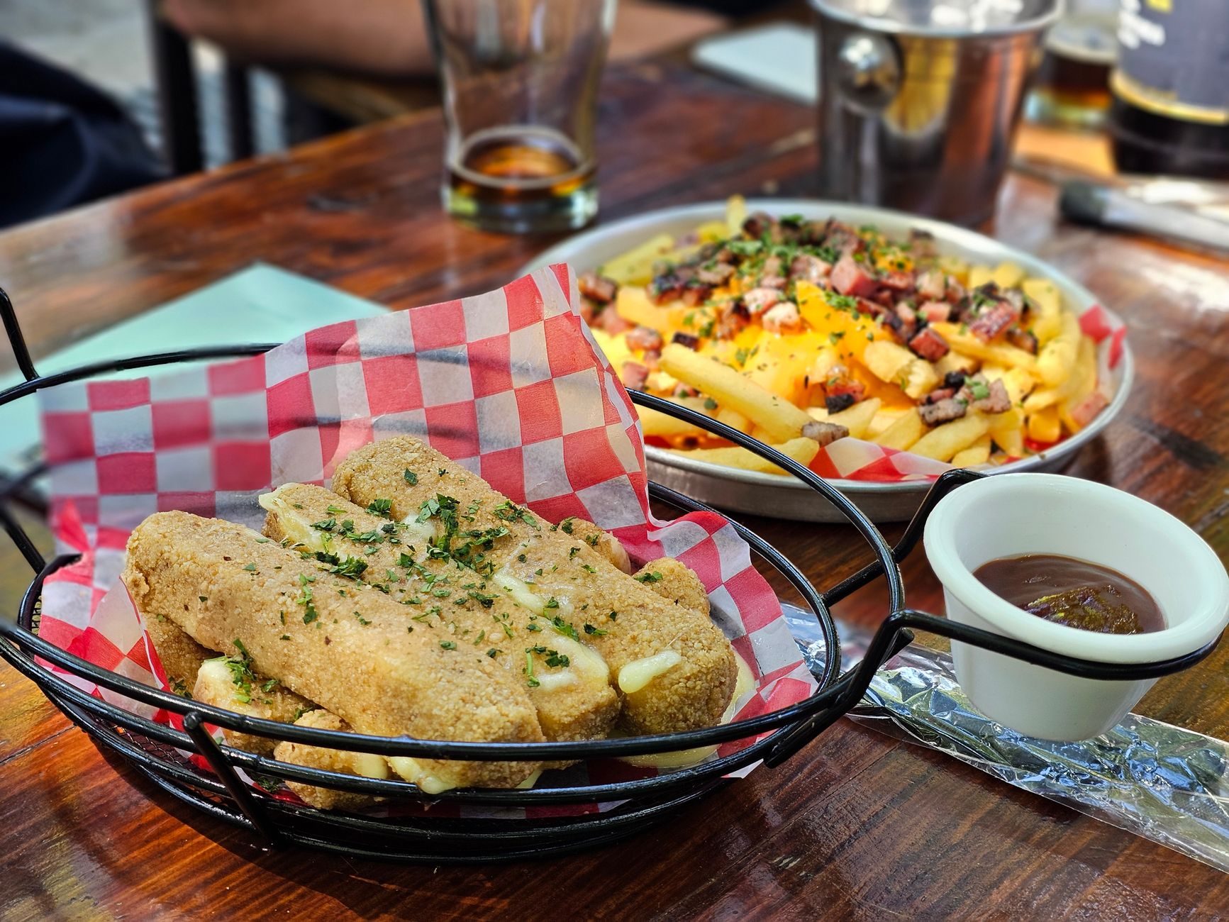 Poutine z dymiącym sosem gravy